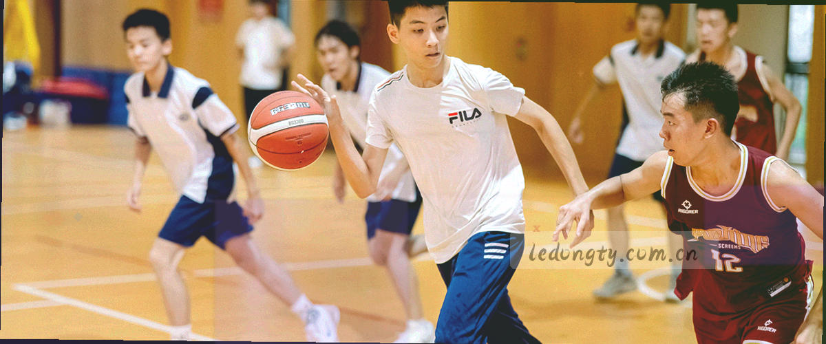 顶部快捷栏中两个赛事入口并列的示意图，带脉冲光点